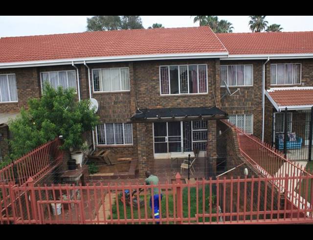 3 BEDROOM TOWNHOUSE FOR SALE IN CLAYVILLE EAST